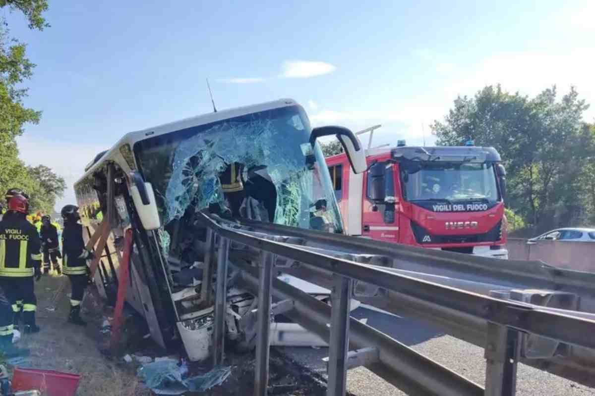 Il bus finito contro il guardrail nei pressi di Arezzo