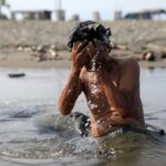 Uomo si tuffa nel fiume per il caldo