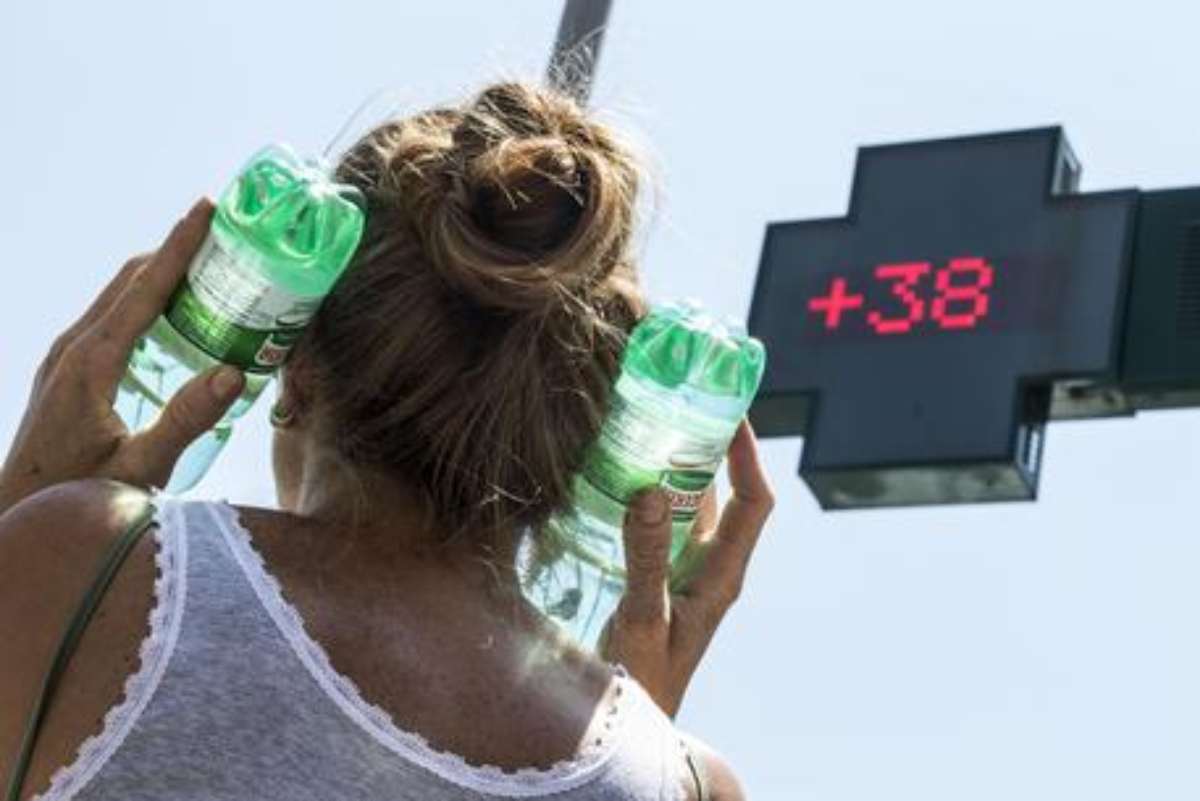 Donna ha caldo in estate, va in giro con due bottiglie