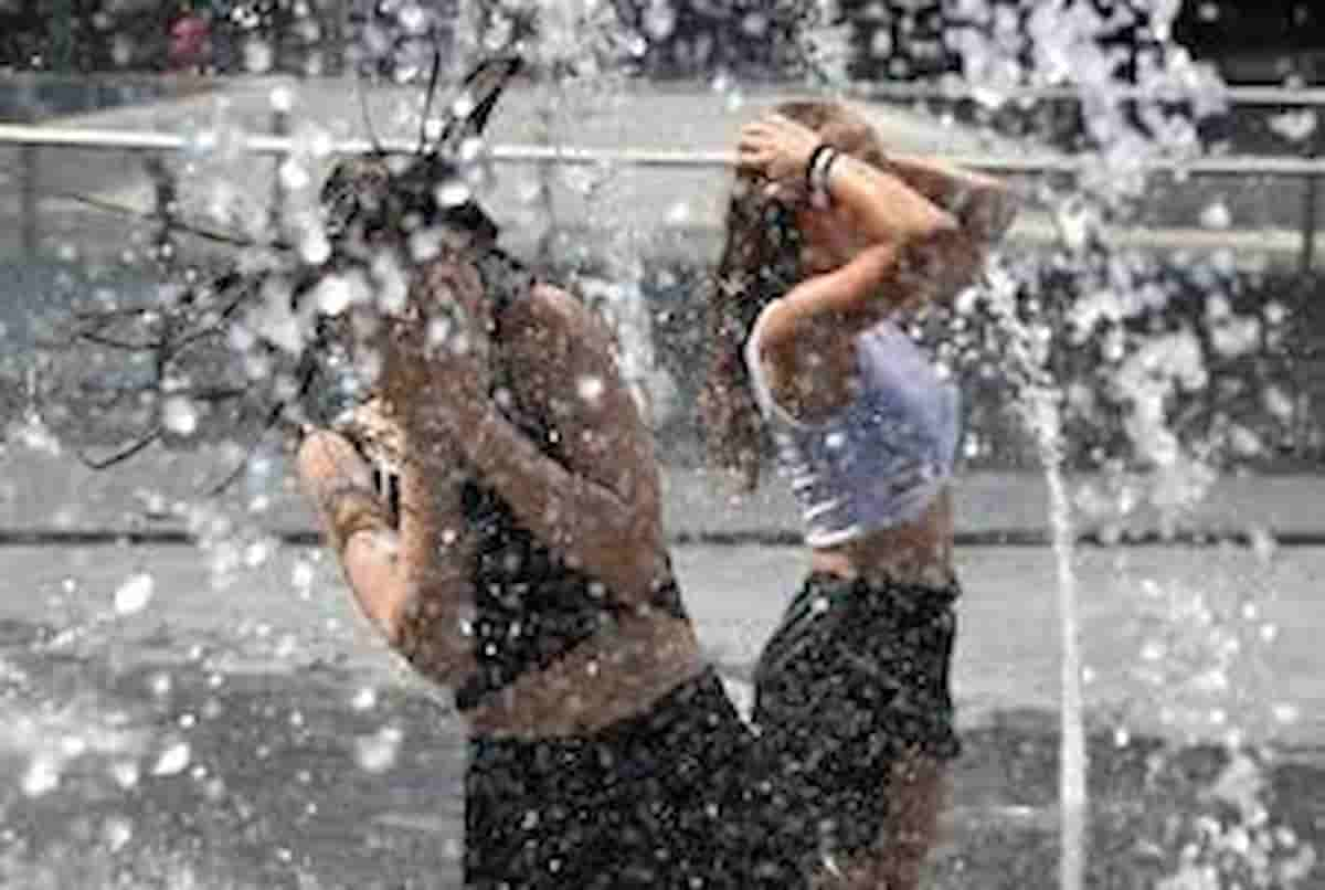 Due ragazze sotto un getto d'acqua