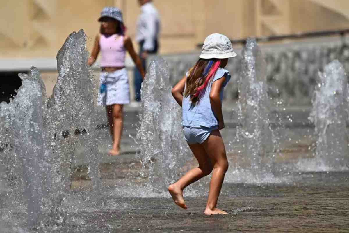 Bambini giocano nell'acqua in estate 