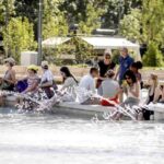 Persone cercano ristoro in una fontana