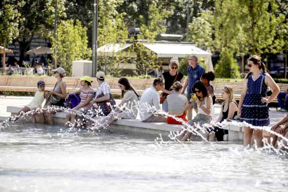 Persone cercano ristoro in una fontana