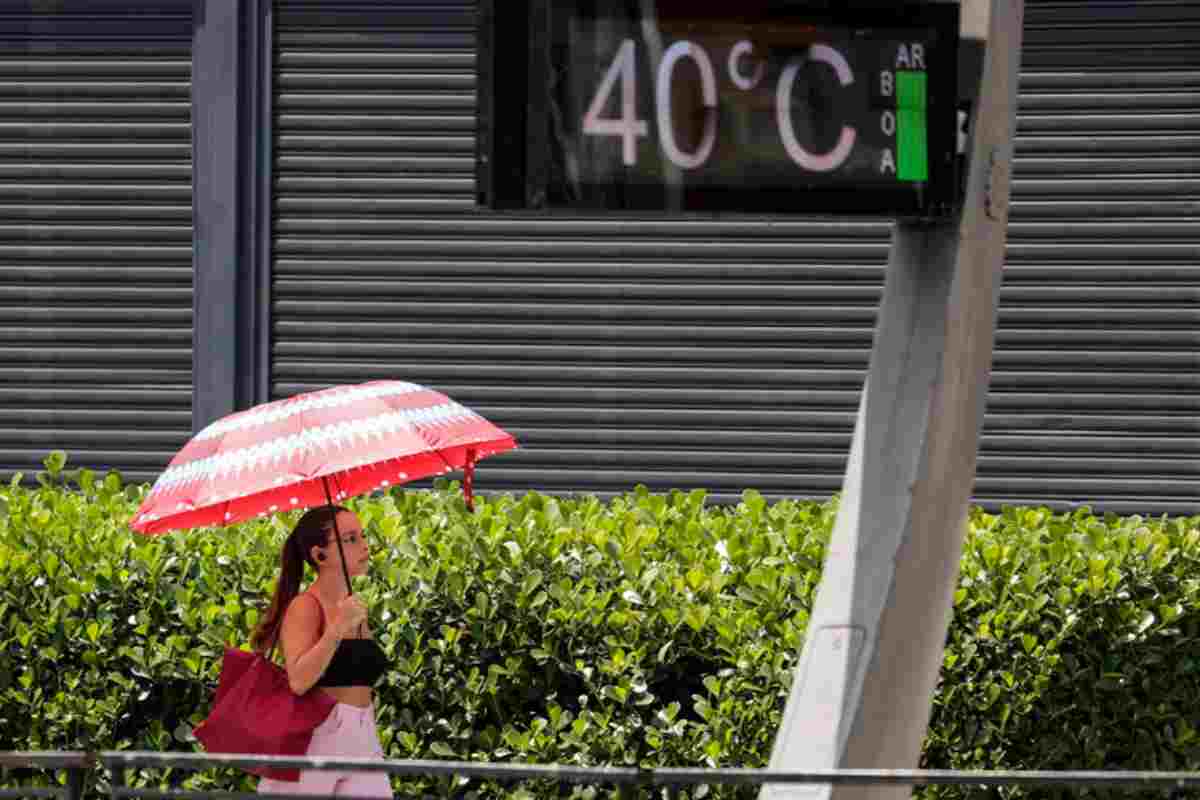 Donna con ombrello per il caldo