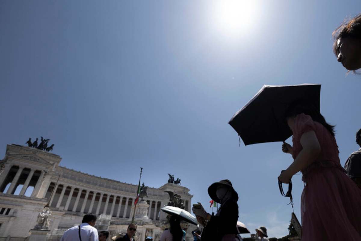 Turisti a Roma durante giornata estiva