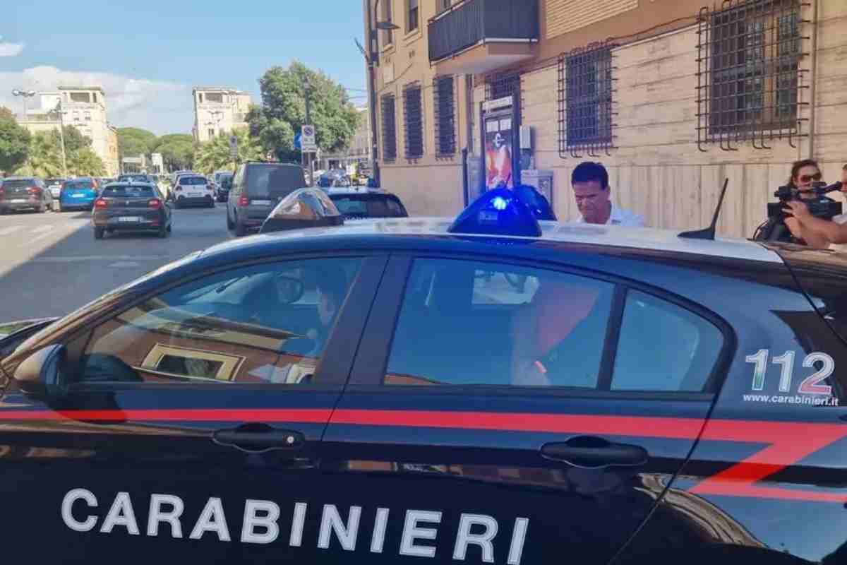 Un'auto dei Carabinieri porta via un uomo