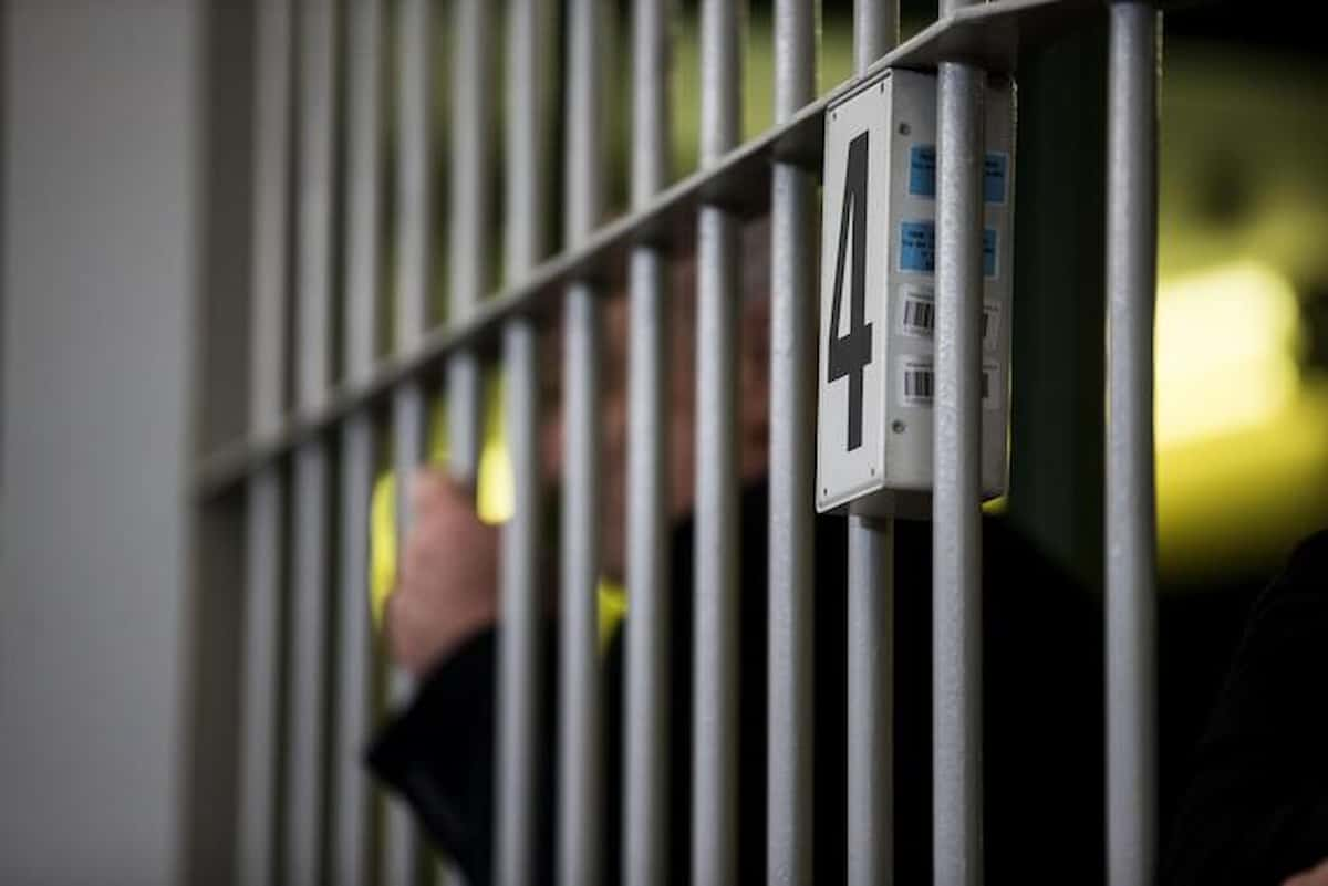 Interno carceri, una mano si sporge dalle sbarre