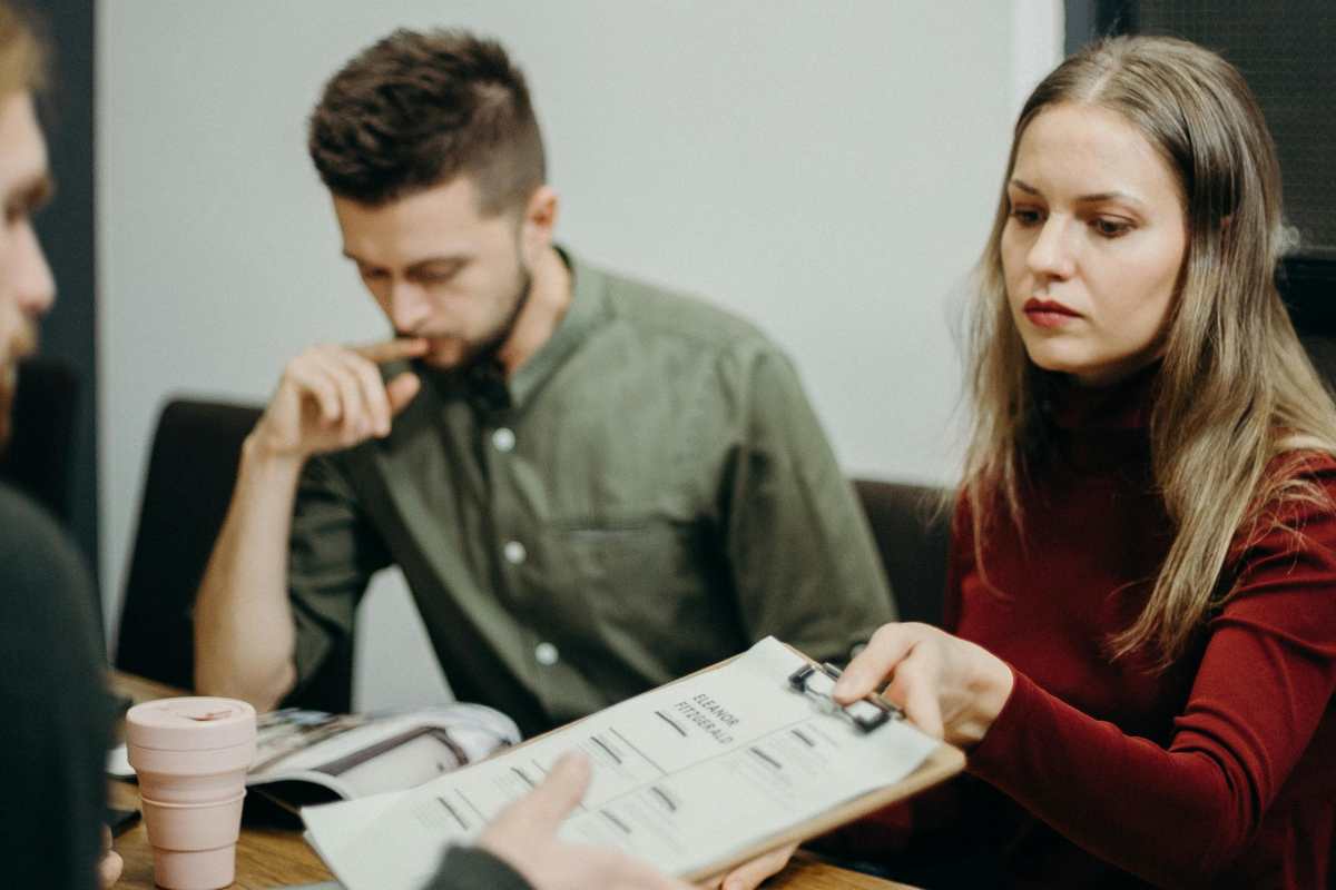 Un ragazzo preoccupato durante un colloquio di lavoro