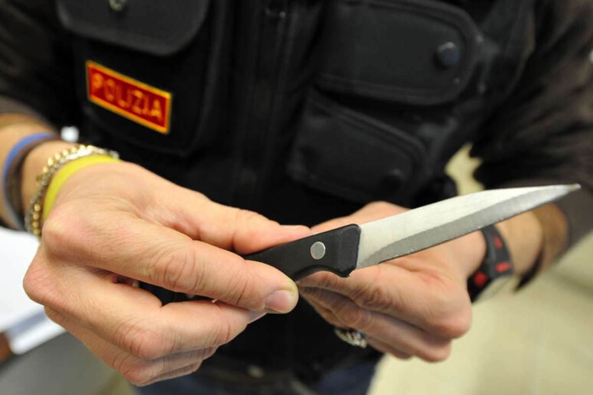 Un carabiniere con un coltello in mano