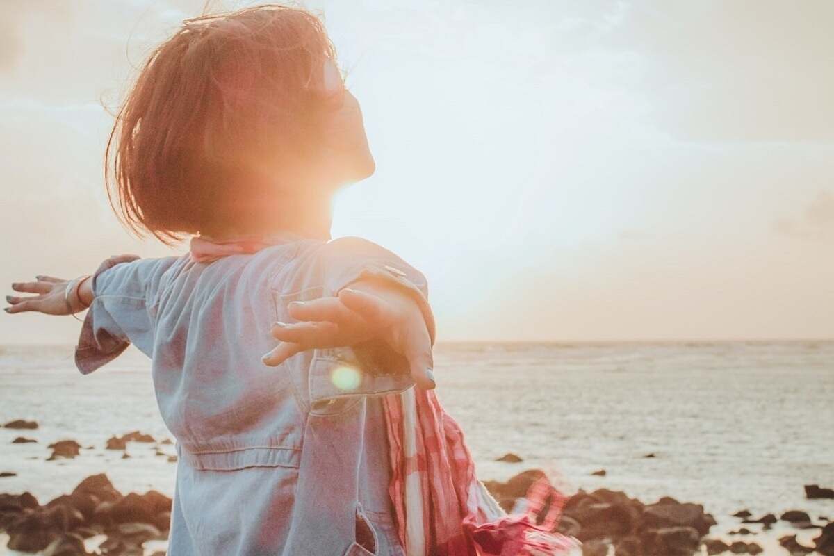 ragazza si sente libera davanti al mare