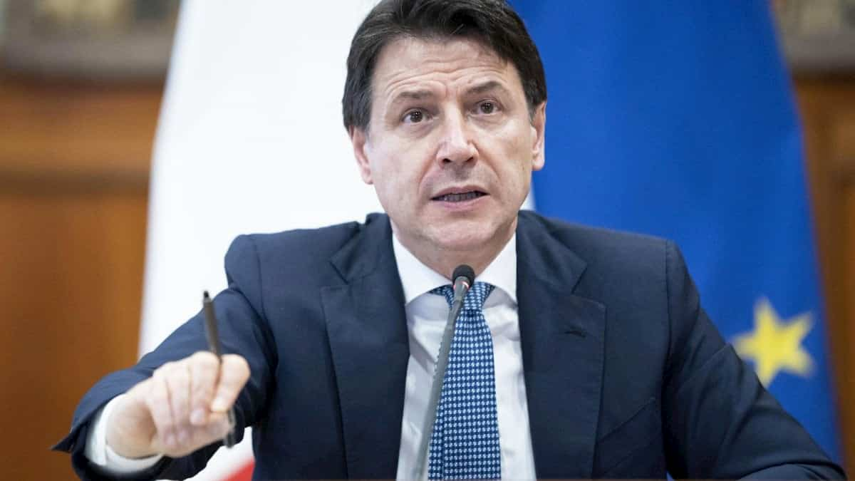 Giuseppe Conte hparla a una conferenza, a fatto una lotta di bandiera per il salario minimo