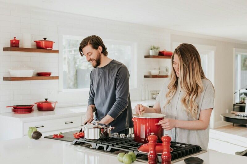 una coppia che cucina 