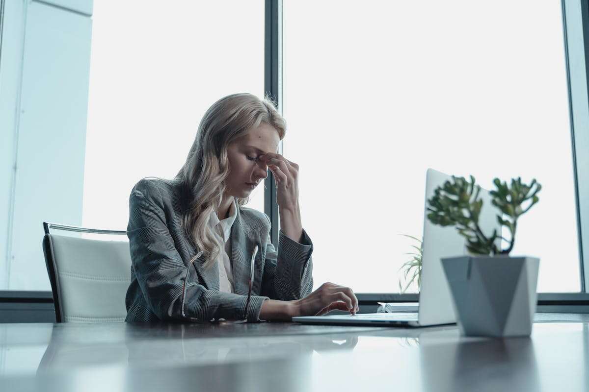 ragazza al pc stressata