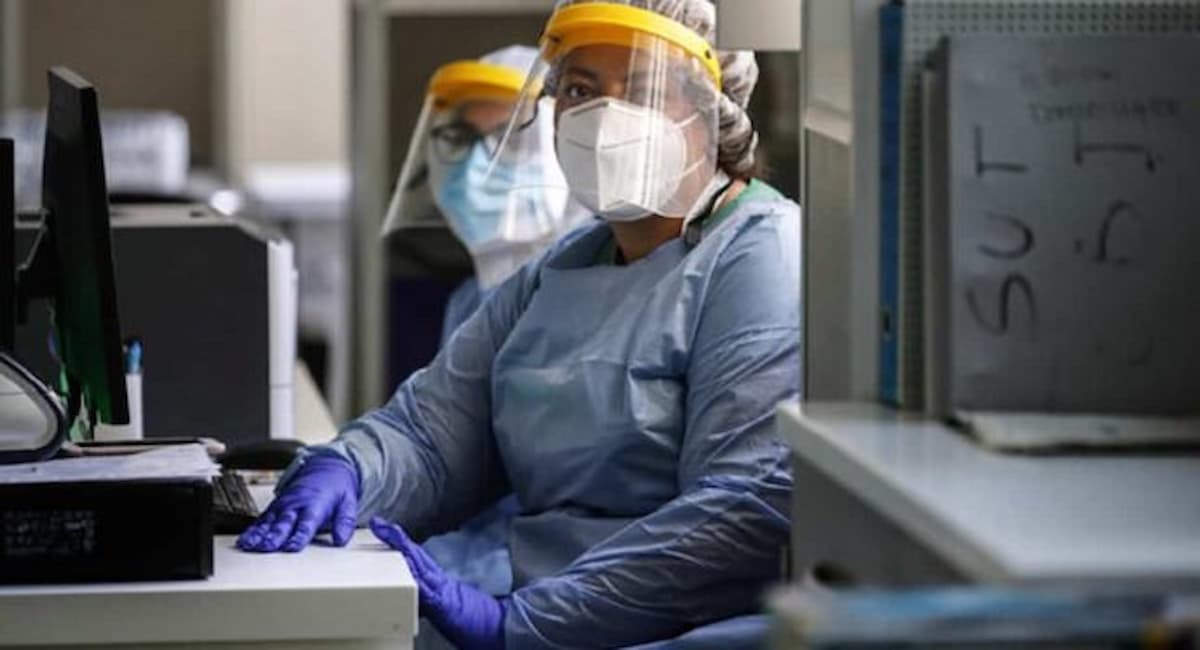 Infermiere con maschera anti covid al lavoro in laboratorio