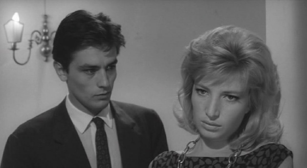 Alain Delon ancora ventenne in una scena del film l'Eclisse di Michelangelo Antonioni con Monica Vitti