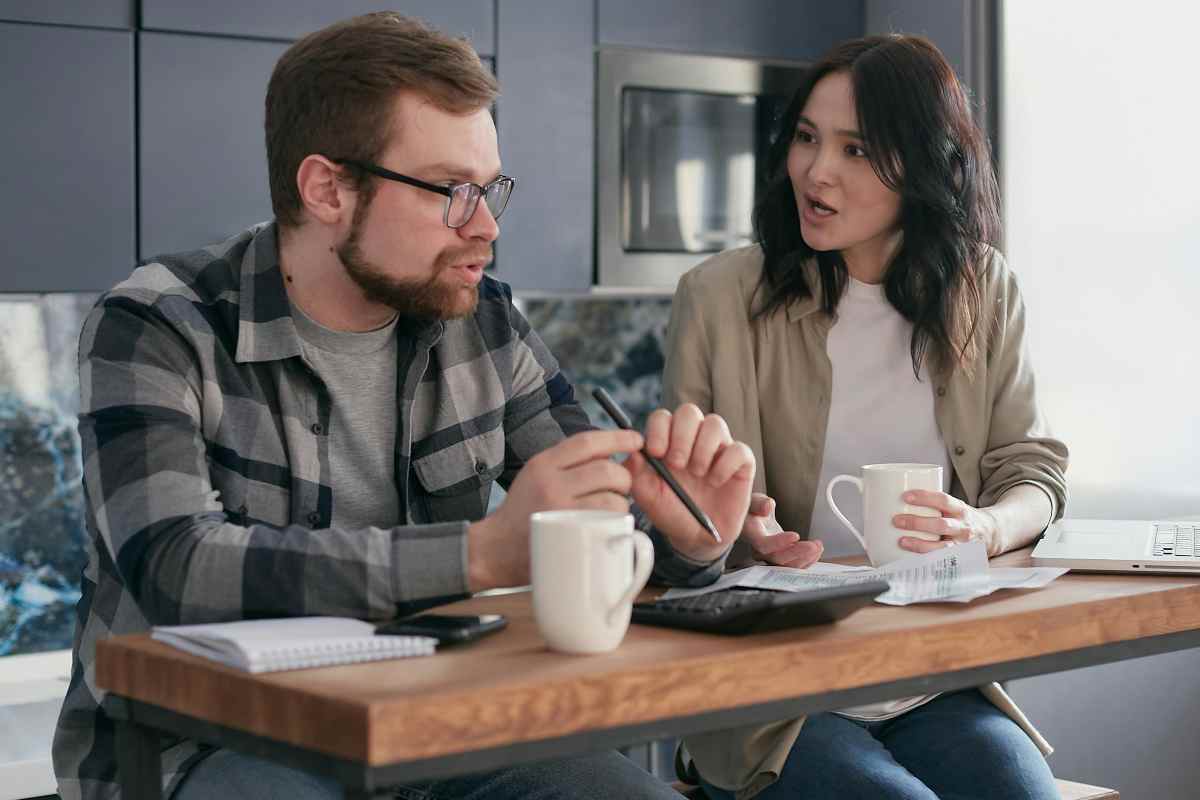 Un uomo e una donna che discutono 