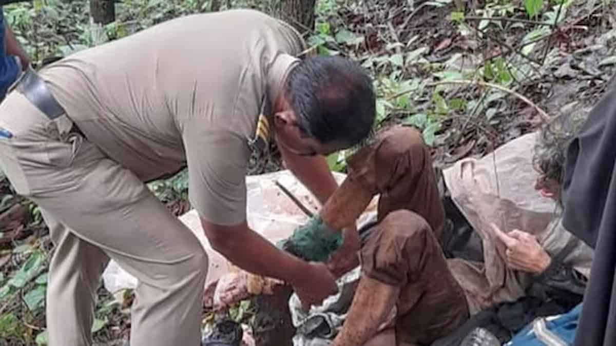 La donna legata nella foresta mentre le tolgono la catena