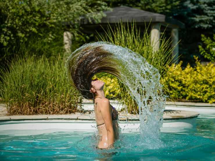 donna in piscina 