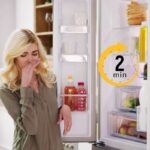 donna sente puzza dal frigo