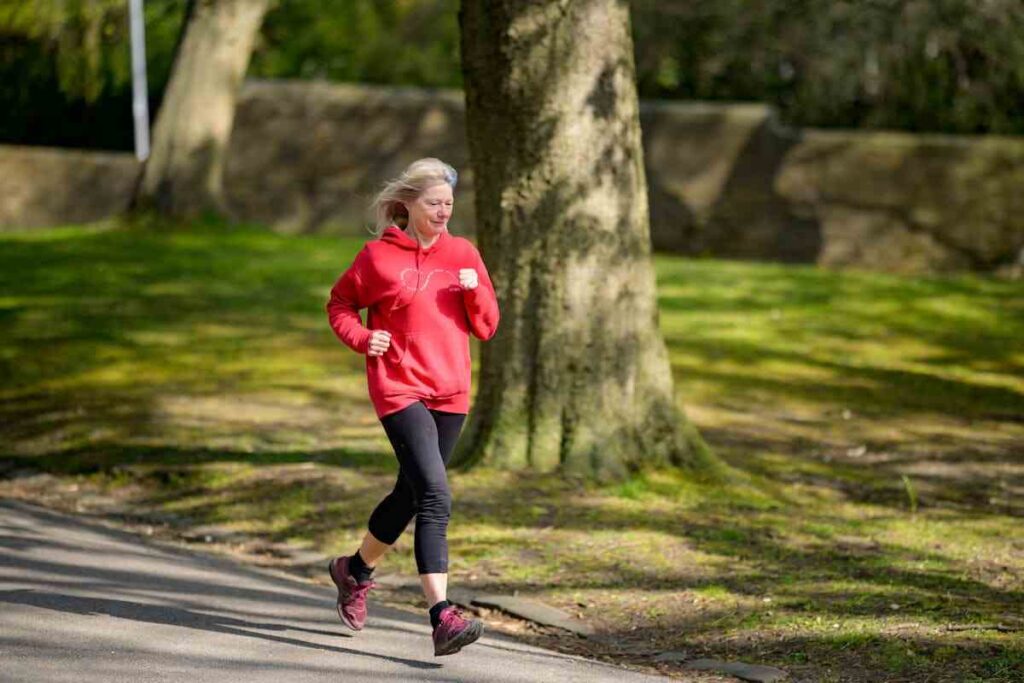 donna corre all'aperto