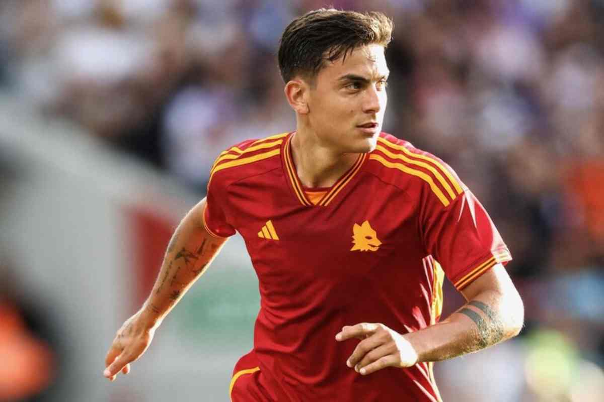 Dybala in campo con la maglia della Roma