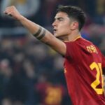 Dybala in campo con la maglia della Roma