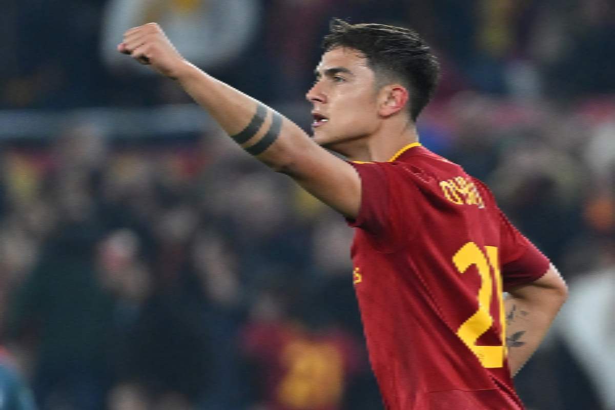 Dybala in campo con la maglia della Roma