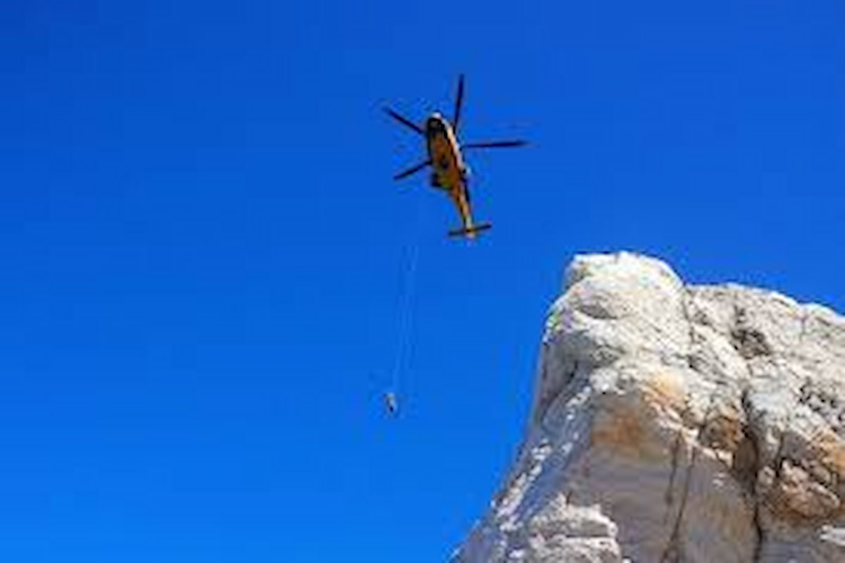 Elicottero in azione in montagna per salvare un alpinista