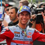 Enea Batianini strizza l'occhio e celebra la vittoria nel motogp