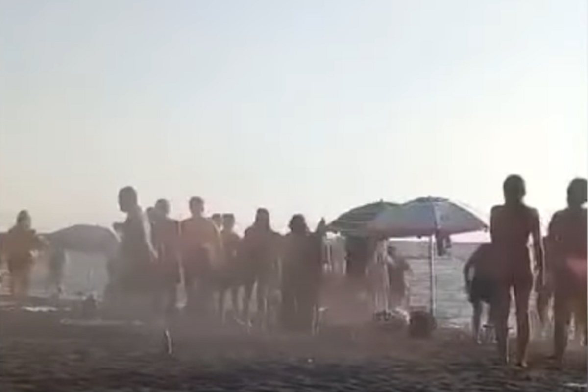 un'immagine della mega rissa sulla spiaggia di Ercolano