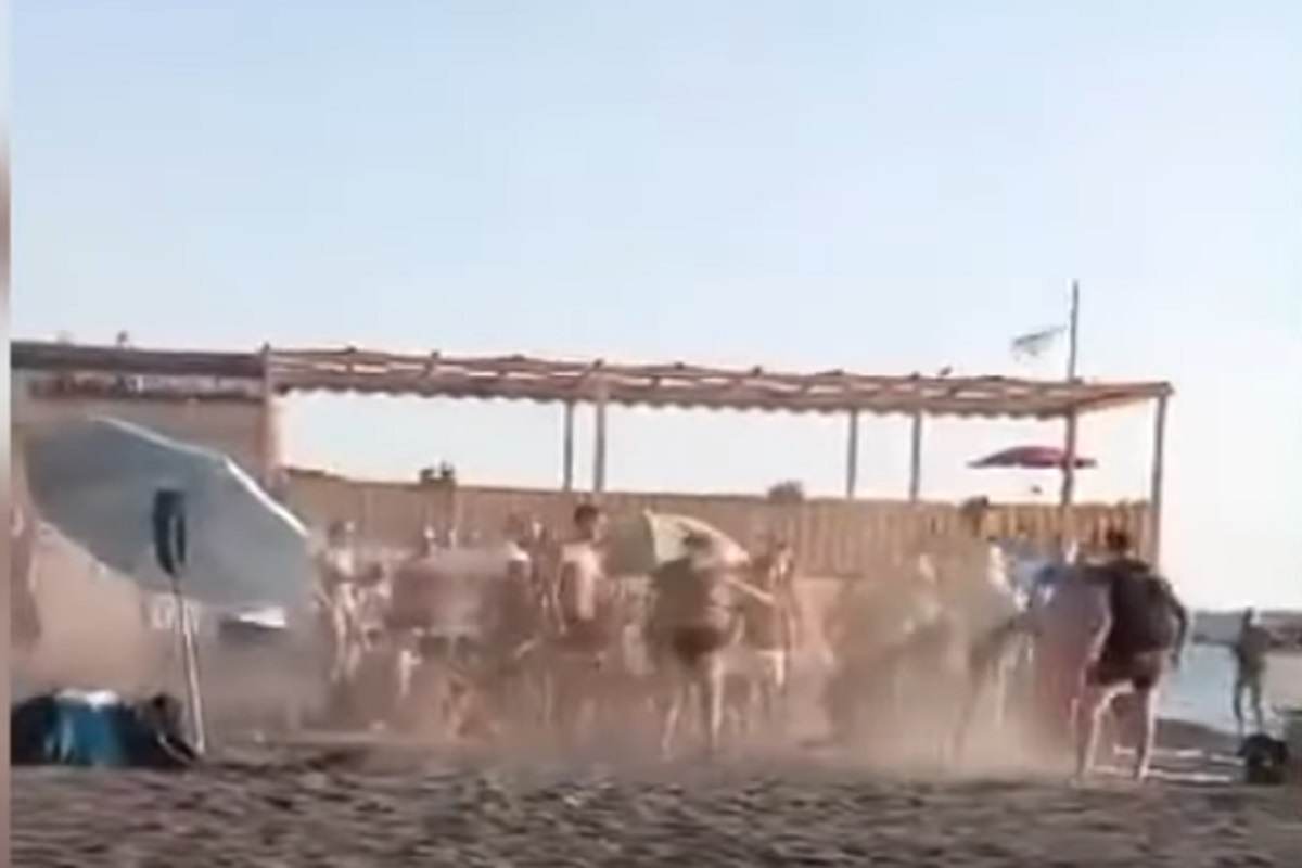 Un'immagine della mega rissa sulla spiaggia libera di Ercolano