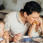 Famiglia che fa la colazione