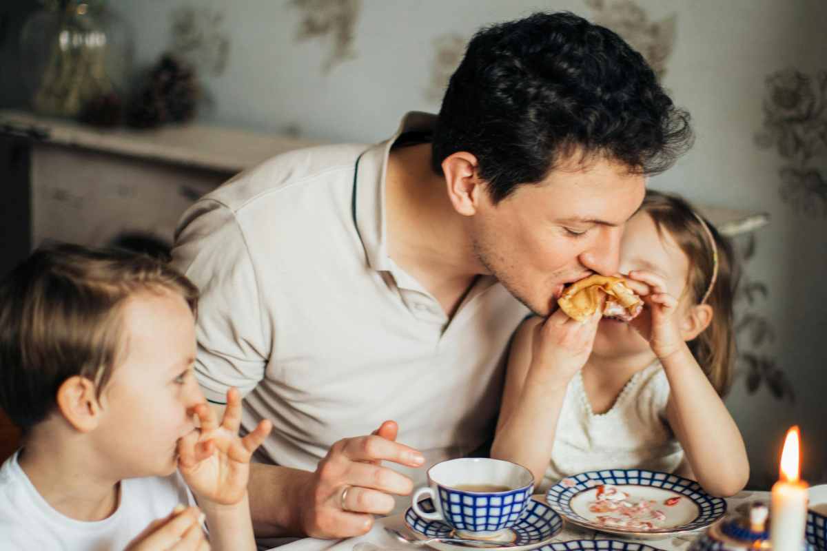 Famiglia che fa la colazione