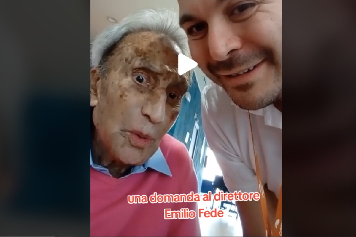 Emilio Fede con un operatore della Rsa scherza 