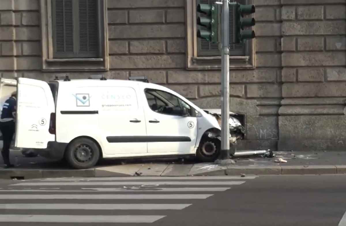 Furgone travolge 4 persone a Milano