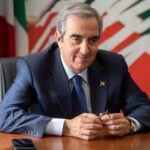 Maurizo Gasparri seduto al tavolo di una confernza stampa, anche a Ferragosto difende Tajani