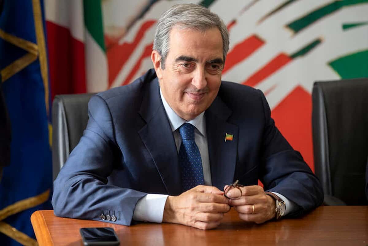 Maurizo Gasparri seduto al tavolo di una confernza stampa, anche a Ferragosto difende Tajani