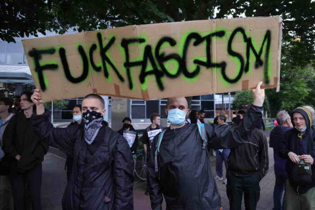 Manifestanti britannici con lo striscione "fuck fascism"