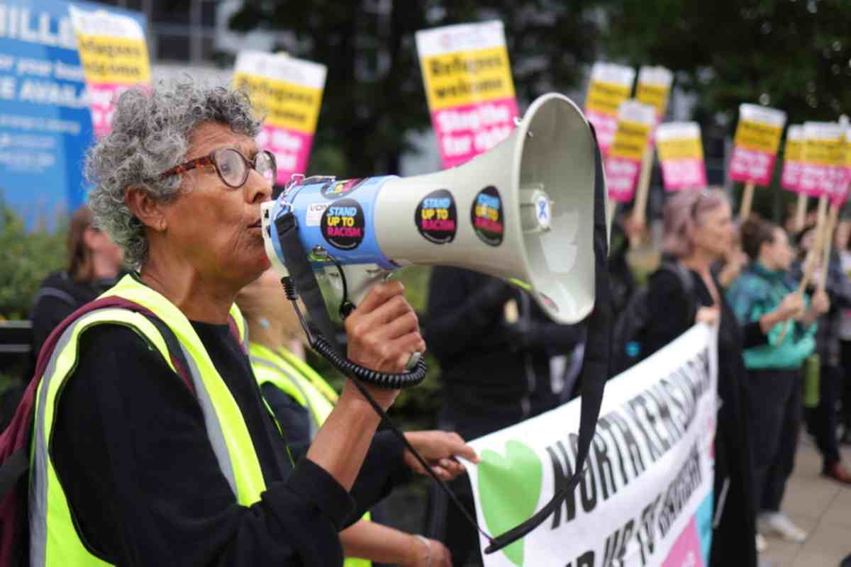 Donna con megafono in una manifestazione britannica 