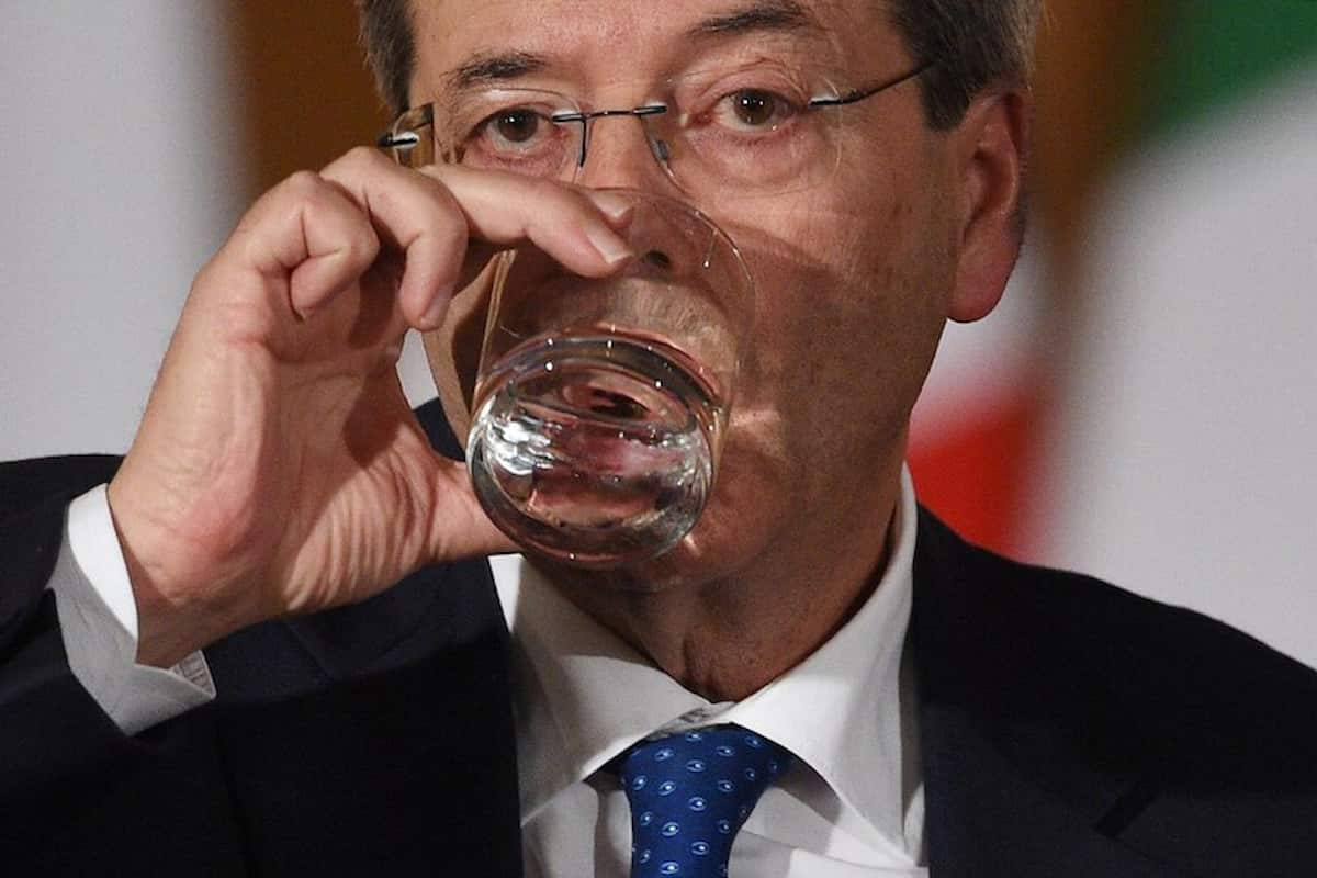 PaoloGentiloni beve un bicchiere di acqua