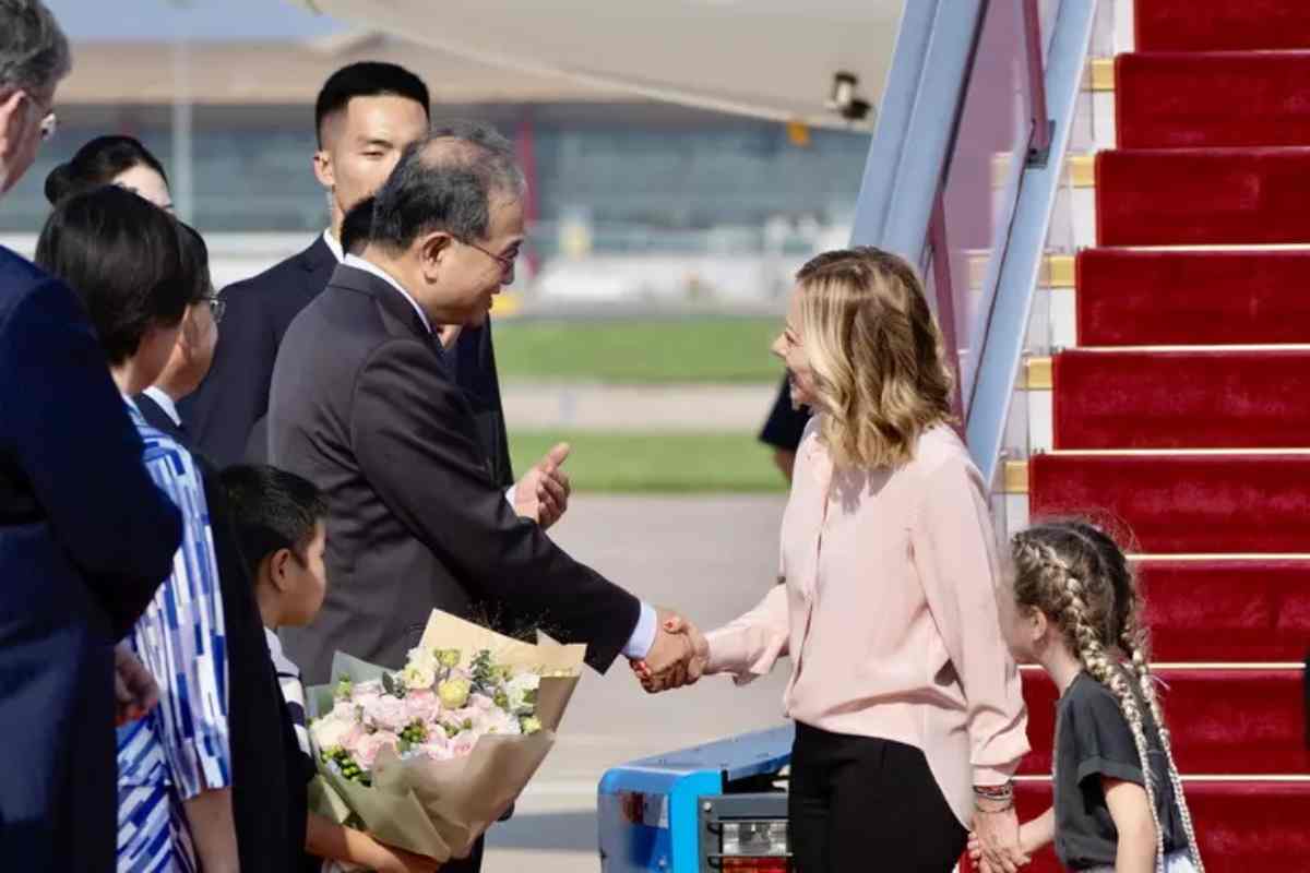 Meloni scende dall'aereo con la figlia Ginevra 