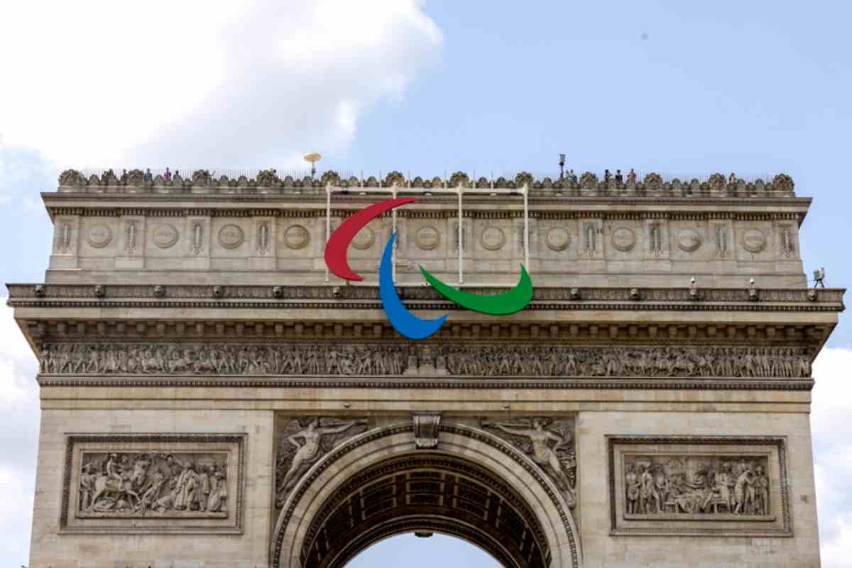 L'arco di trionfo con il logo delle Paralimpiadi