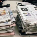 Due pile di giornali quotidiani italiani stampati su carta, vendite in calo