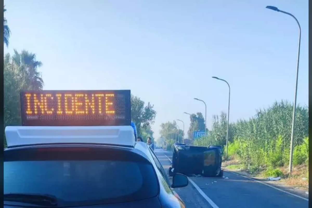 Un'immagine della Smart che si è ribaltata a Giugliano