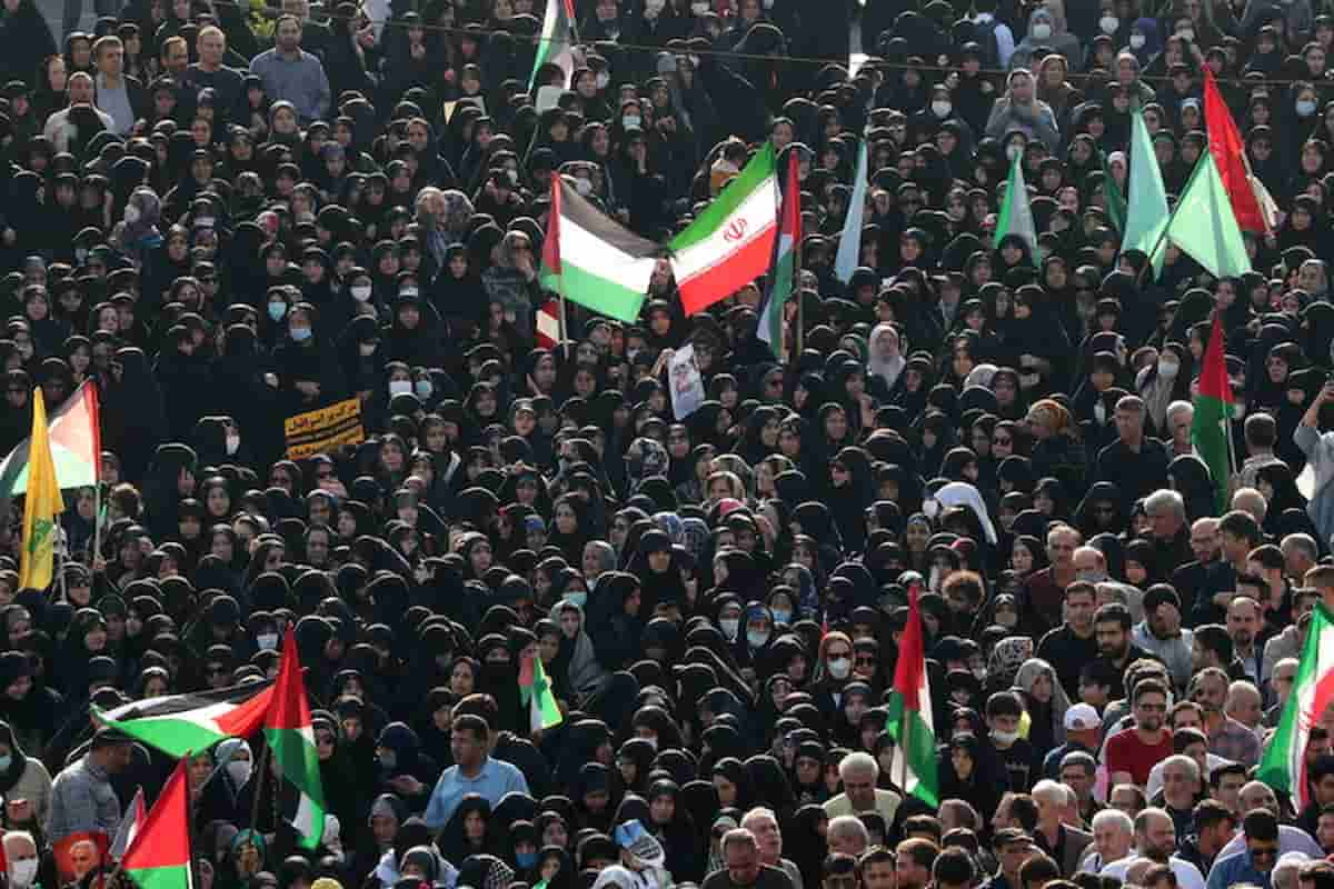 Corteo di Hamas con folla e bandiere, assenti da Doha