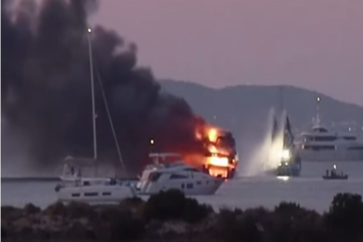 Lo yacht in fiamme