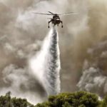 Un canadair in azione nell'incendio in Grecia