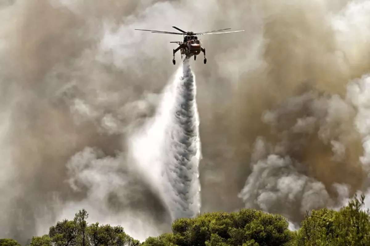 Un canadair in azione nell'incendio in Grecia