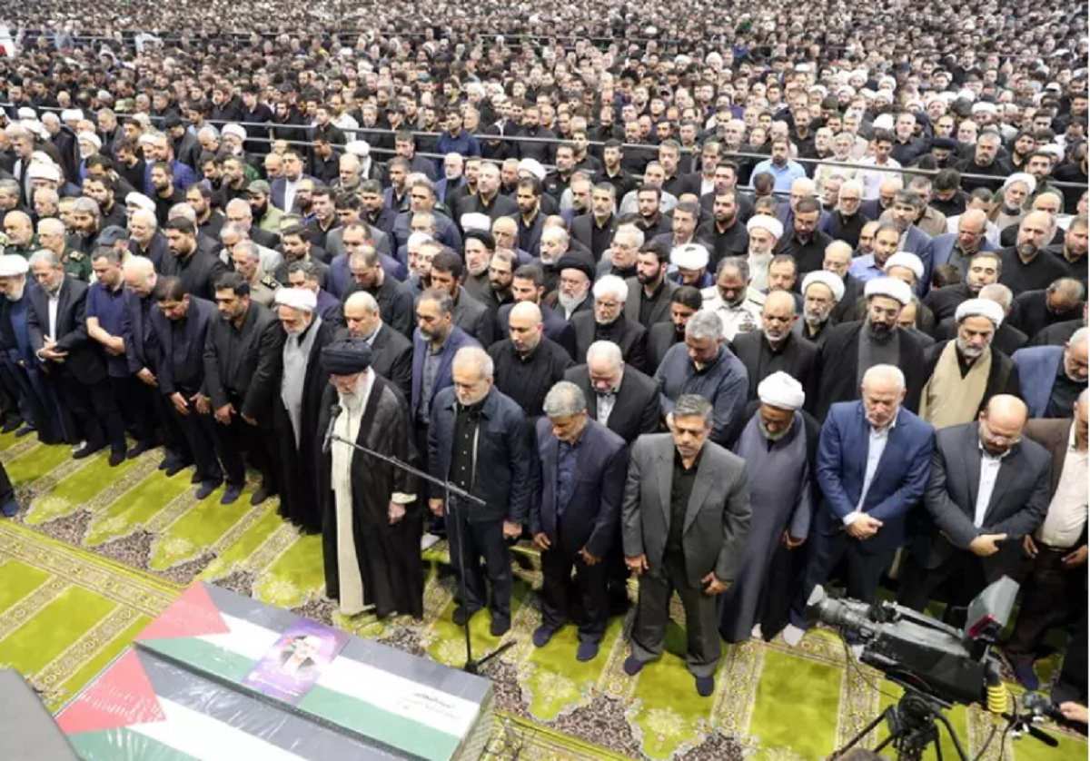 In Iran si prega sulla bara del leader di Hamas