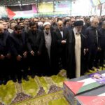 Medioriente in fiamme, le massime autorità iranIane al funerale di ismail Haniyeh davanti alla sua bara e della sua guardia del corpo